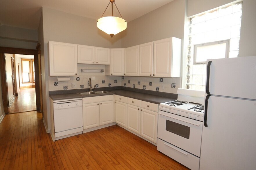 Building Photo - 1326 N Claremont Ave