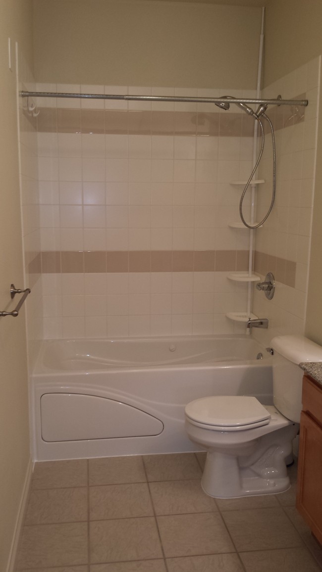 Tiled Tub and Jacuzzi bath - 6930 Meadow St