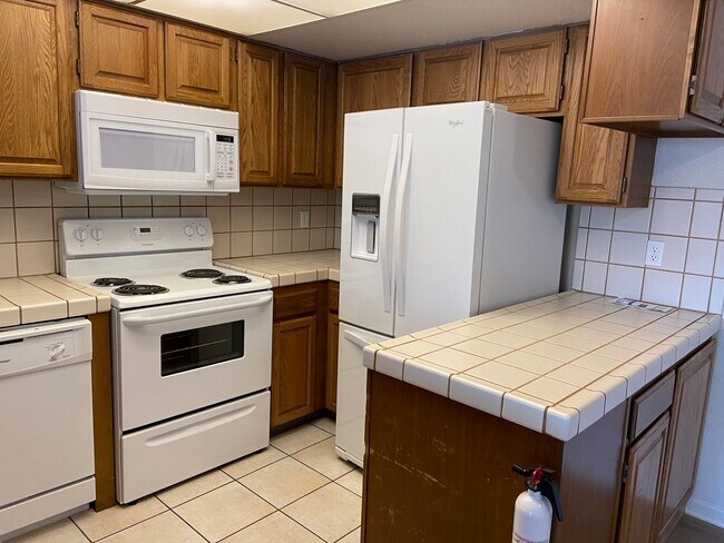 Building Photo - Spacious Condo - Fantastic Location