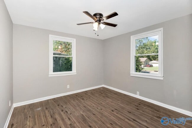 Building Photo - 4304 Lakeview Dr NW