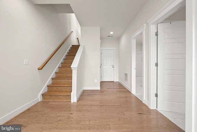 Building Photo - 212 Upper Brook Terrace