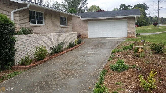 Building Photo - 3157 Wesley Chapel Rd
