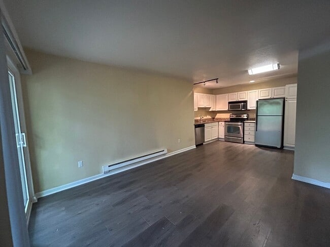 Building Photo - Gorgeous 1 bd Condo located in a prime loc...