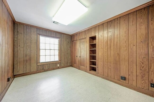 Building Photo - Spacious 14-Bedroom Property Ideal for Groups & Organizations