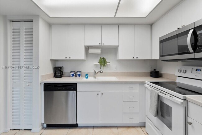 Building Photo - 1145 N Shannon Ave