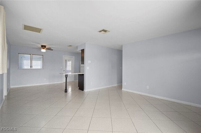 Building Photo - 211 E Jasmine Rd