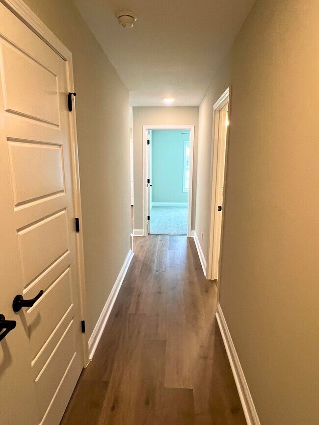 Building Photo - 3/2 fenced in yard & access to amenities!!