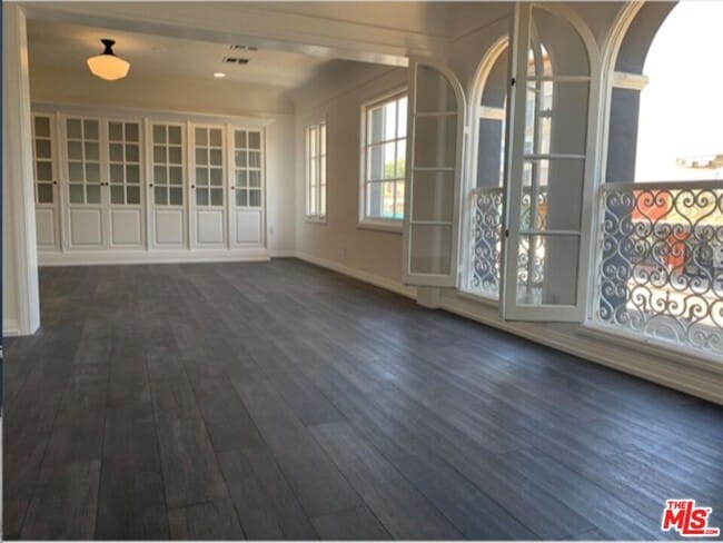 Primary Photo - 619 S La Brea Ave