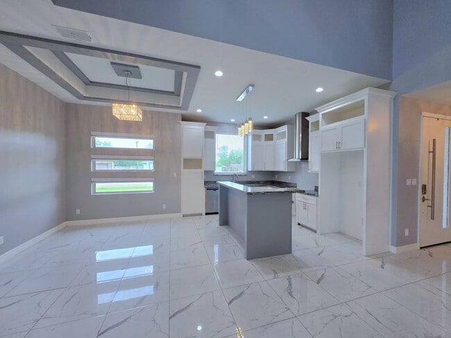 Building Photo - Beautiful Modern 4 Bed/3 Bath/2 Gar Centra...