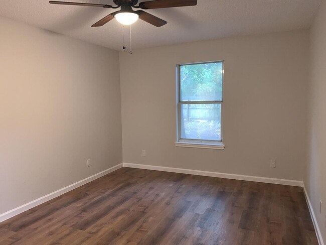 Building Photo - 120 Plumthicket Way