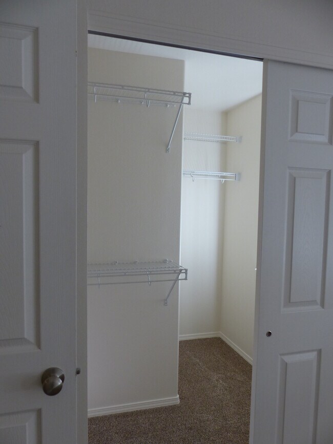 Building Photo - 1214 Forsythia Ave