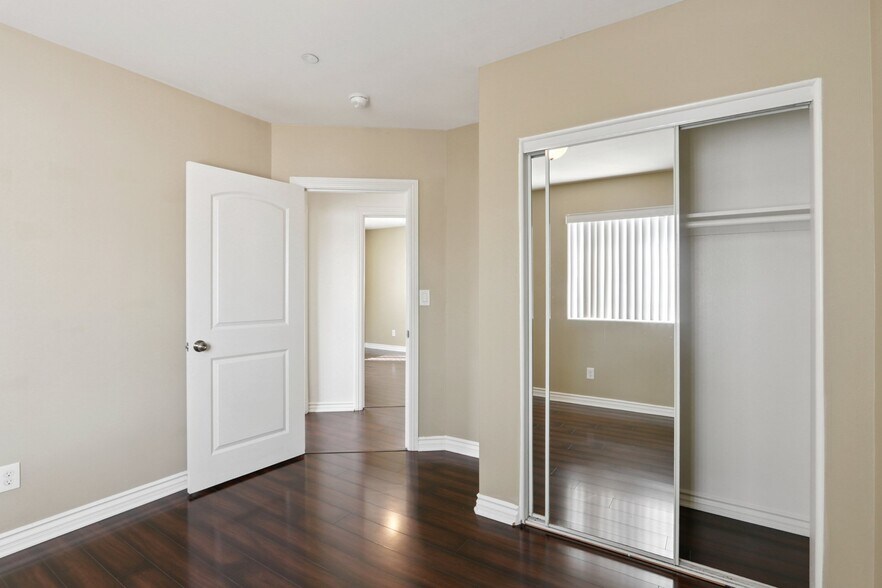 Building Photo - 1616 W 39th Pl