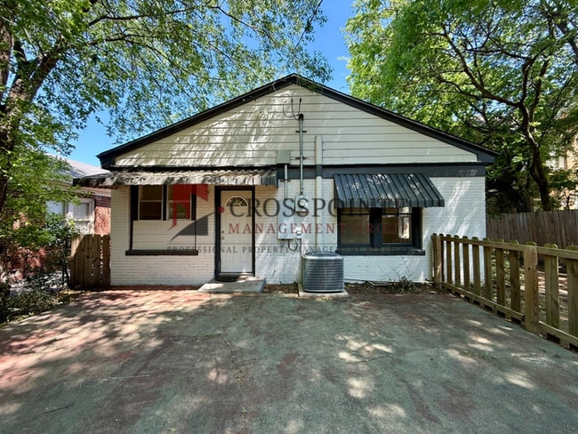 Building Photo - Tour Today! Charming 2 bedroom, 1 Bathroom!