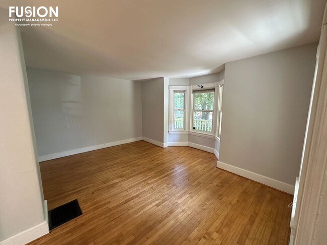 Building Photo - MOVE-IN OFFER! Spacious 3-Bedroom Home Clo...