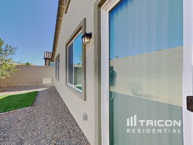 Building Photo - 2148 Del Aqua Ave