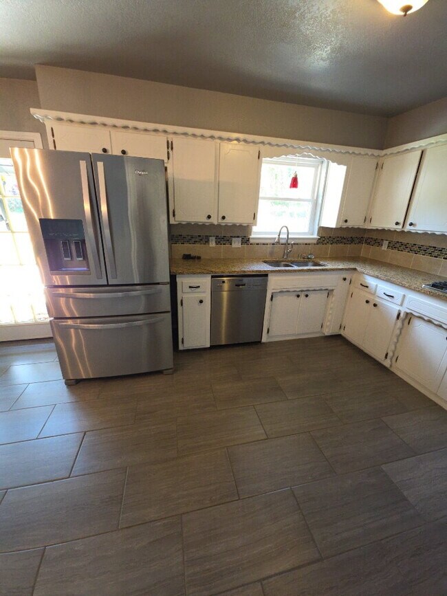 Building Photo - "Charming 3-Bed, 2-Bath Haven in Broken Ar...