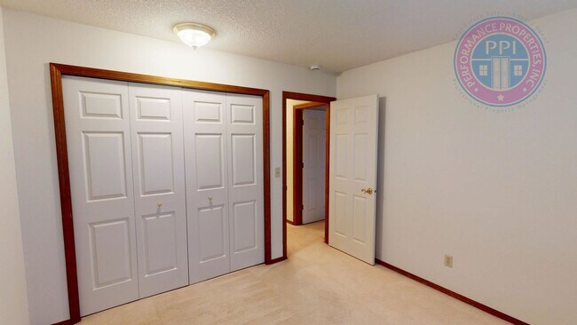 Building Photo - Room to Roam at Hidden Springs in West Linn! Pets OK!