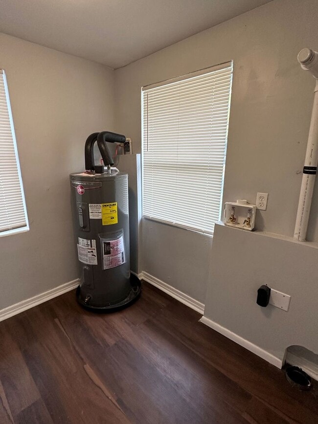 Building Photo - **Move in ready - 3/2 Renovated single family home