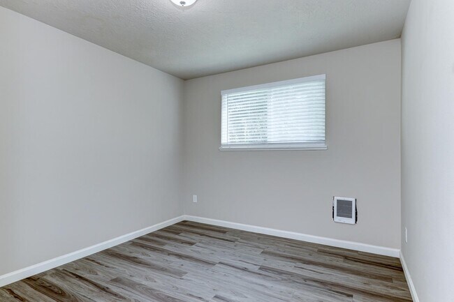 Building Photo - Beautifully Renovated 2 Bed, 1 Bath Townhouse – Available July 1st!