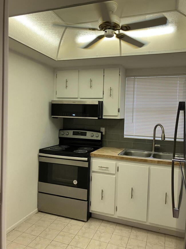 Building Photo - 5483 Cresthaven Blvd