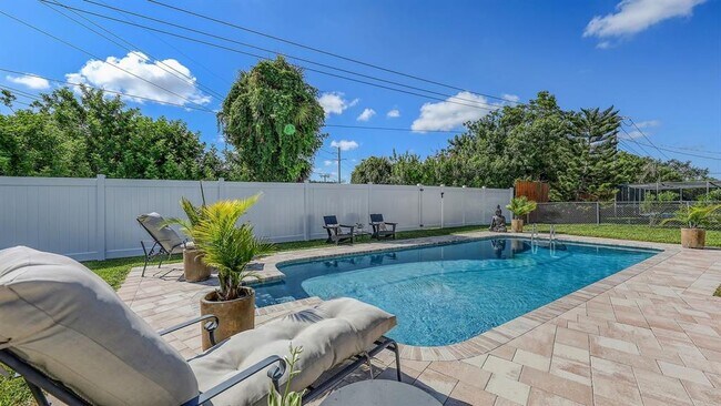 Building Photo - 6717 Roxbury Dr