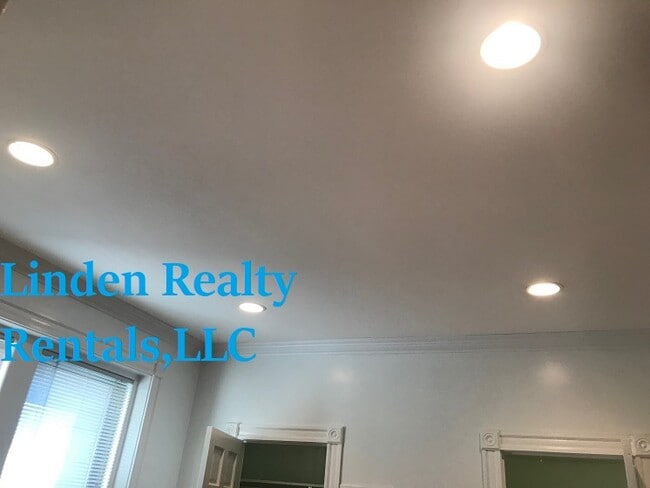 Building Photo - 227 Park Dr