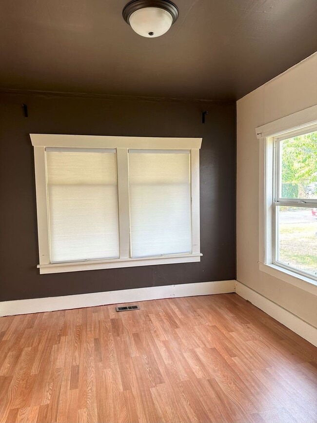 Building Photo - 2 bdrm/1 bath Lettered Streets cottage for...