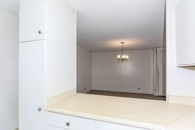 Building Photo - Aloha Towers - 2 bedroom, 2 bath corner unit with 1 covered parking stall
