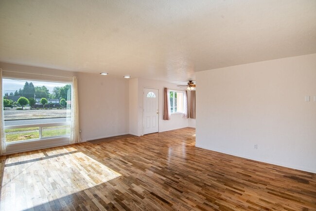 Building Photo - Charming, Newly-Renovated 3 Bed, 1.5 Bath ...