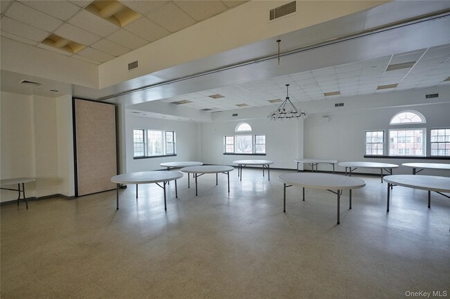 Building Photo - 102 Cove Ct