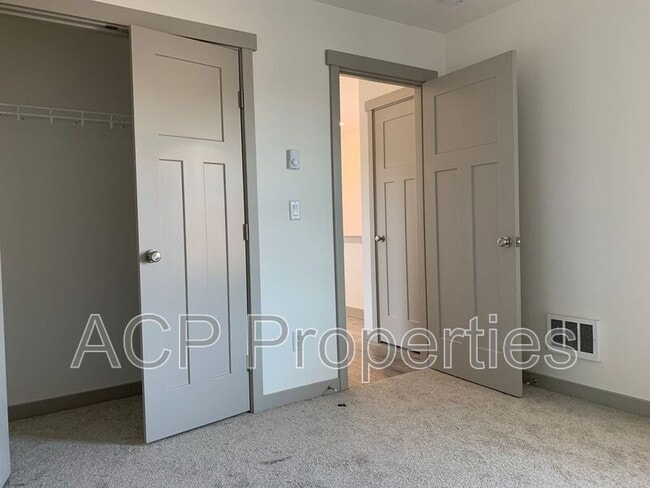 Building Photo - 2046 Aaron Dr