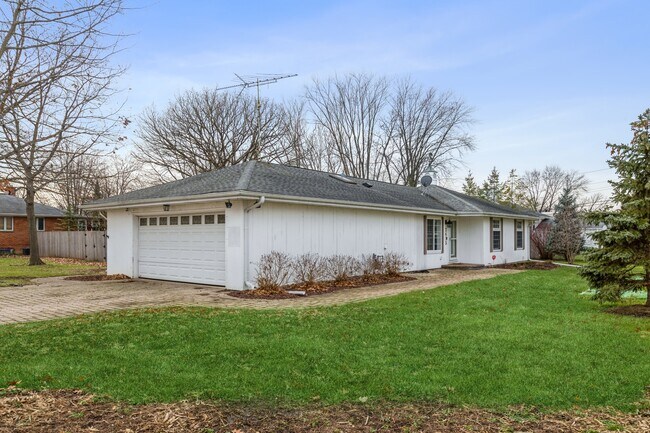 Building Photo - 2415 Plum Tree Rd