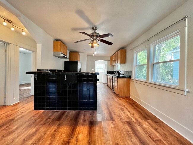 Building Photo - 8th2122 (CW-NB)