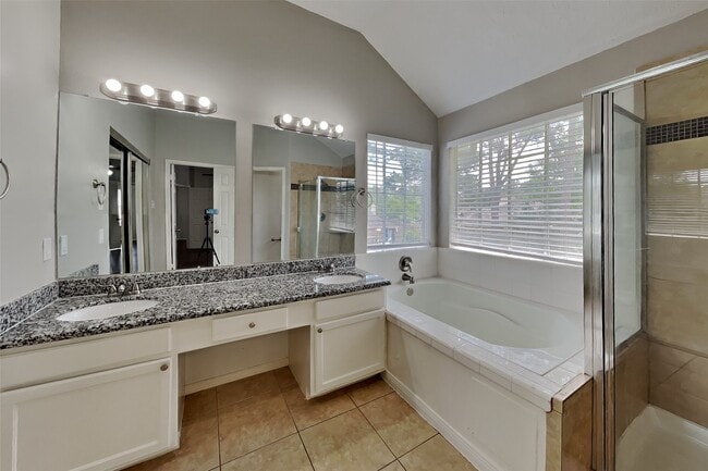 Building Photo - 7918 Hidden Oaks Ln