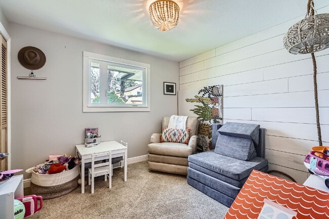 Building Photo - Available September! Charming House for rent in the Crest Club neighborhood!