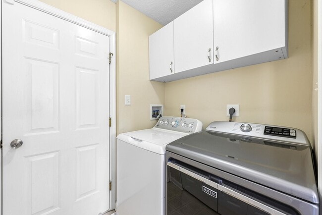 Building Photo - 210 Eisenhower Ct