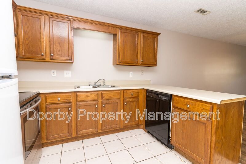 Building Photo - 464 Guyler St