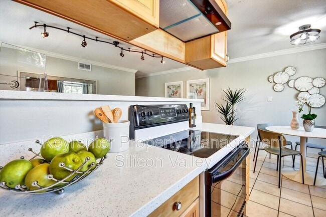 Building Photo - 329 Blossom Hill Rd