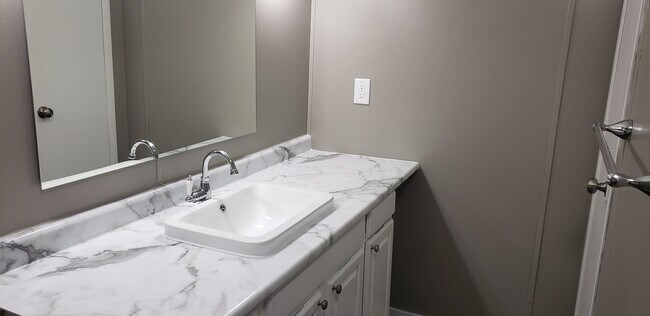 Building Photo - 3 bedroom 2 bath
