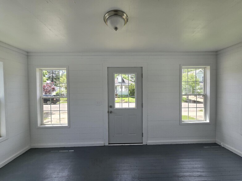 Three seasons room - 826 Clayton St