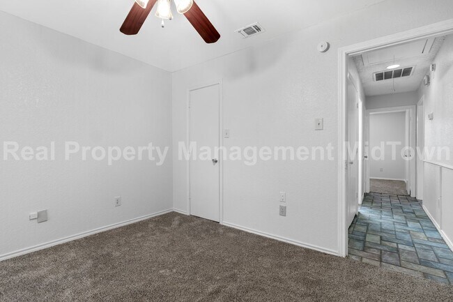 Building Photo - Charming Home in Established Community