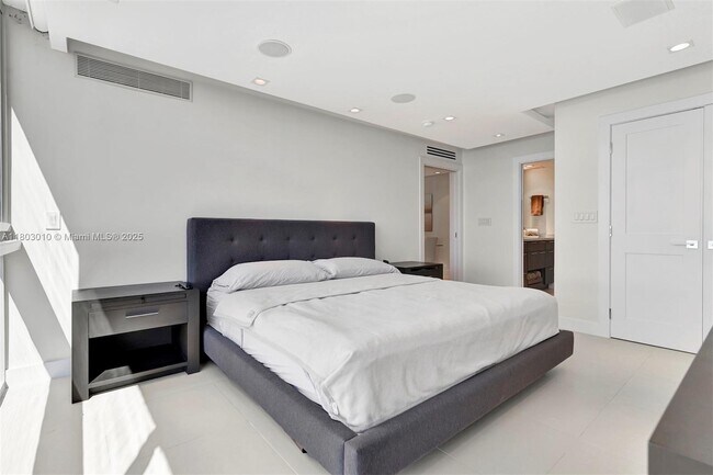 Building Photo - 2715 N Ocean Blvd