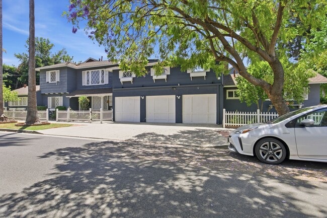Building Photo - 12334 Moorpark St