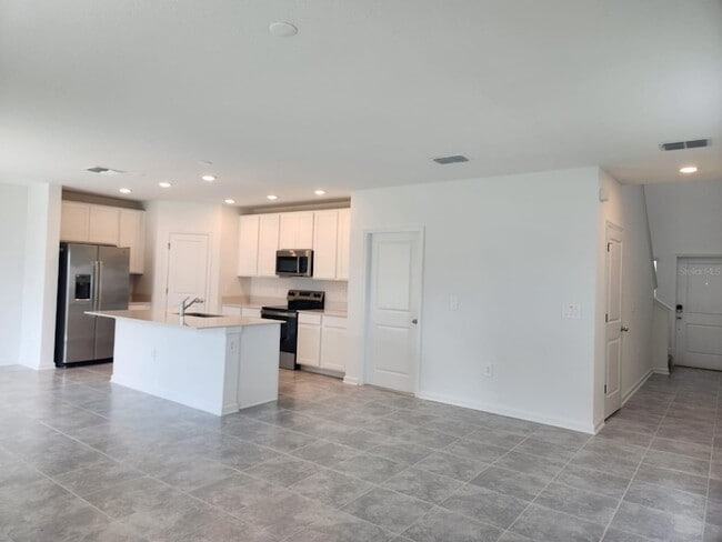 Building Photo - 1622 Reservoir Pl
