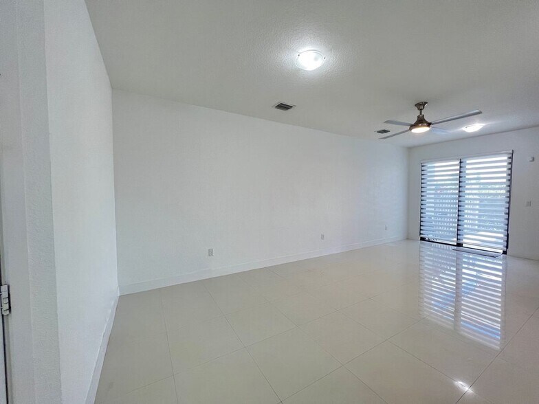 Building Photo - 492 SW 91st Pl