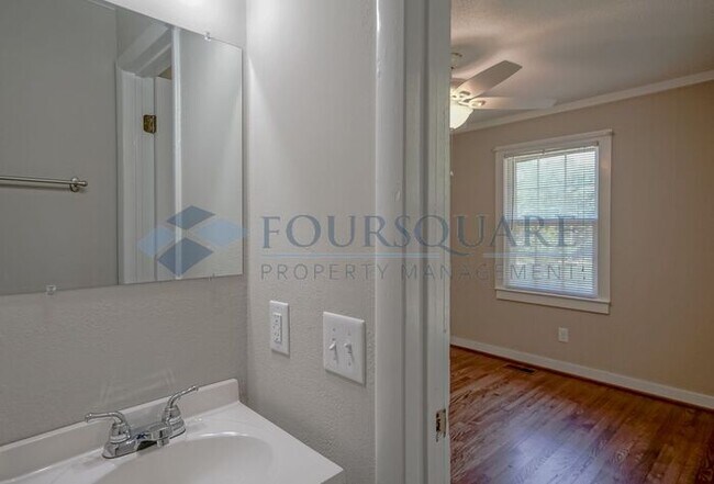 Building Photo - Charming 3-Bed / 1.5-Bath Ranch Home with large Yard & Off-Street Parking – Near White Oak Crossing
