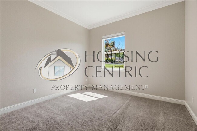 Building Photo - Executive Gated Rental with Stunning Views & Solar!