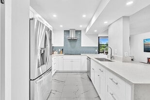 Building Photo - 1000 Parkview Dr