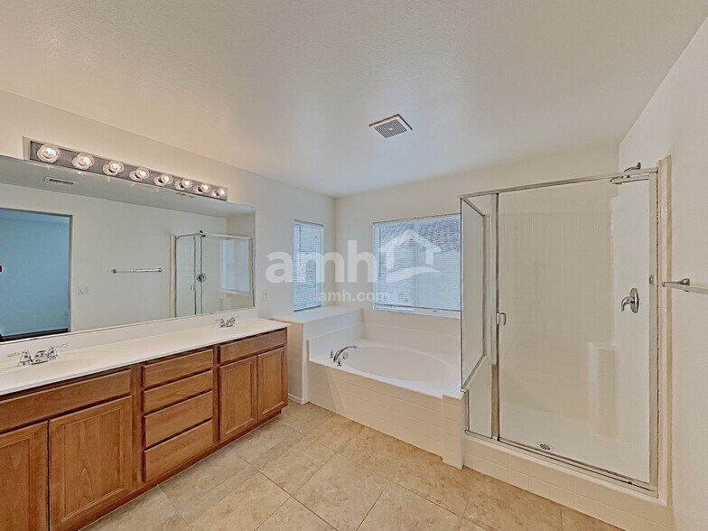 Building Photo - 1025 Maple Pines Ave