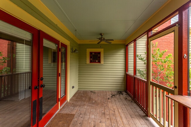 Building Photo - 510 Oakwood Ave